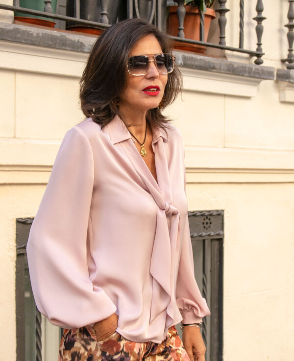 Blusa rosa con lazada