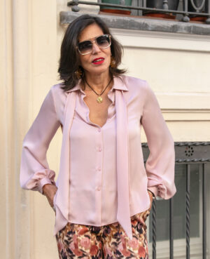 Blusa rosa con lazada